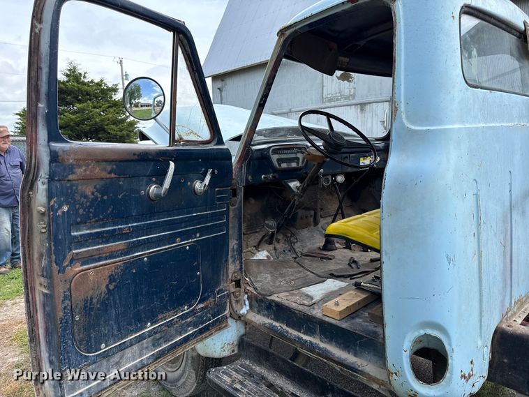 image for item EN0438 1954 Ford F500 truck cab and chassis