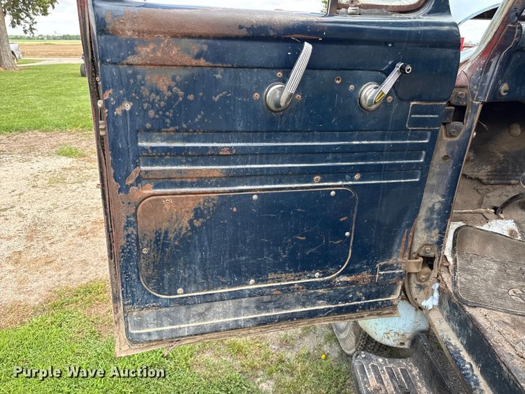 image for item EN0438 1954 Ford F500 truck cab and chassis