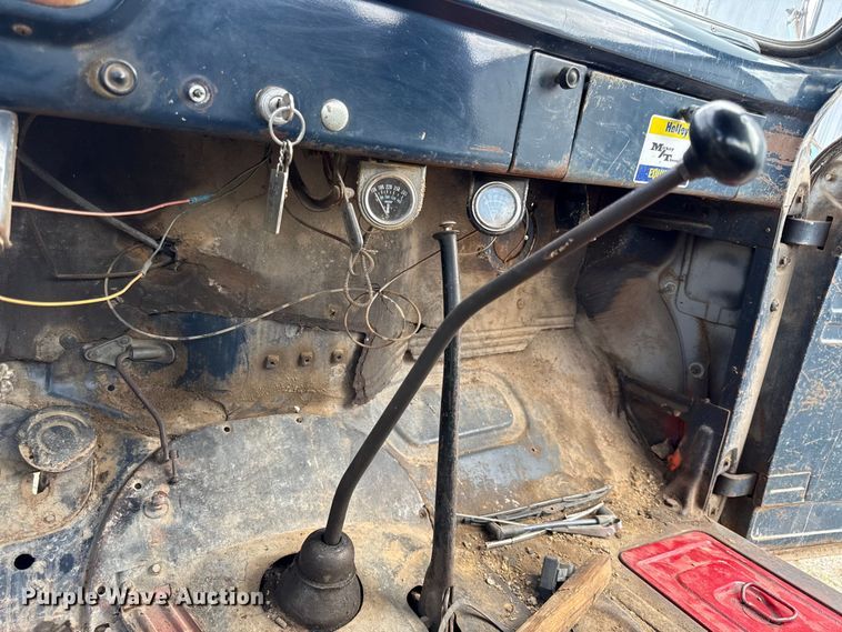 image for item EN0438 1954 Ford F500 truck cab and chassis