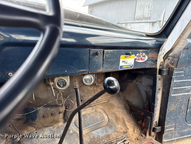 image for item EN0438 1954 Ford F500 truck cab and chassis