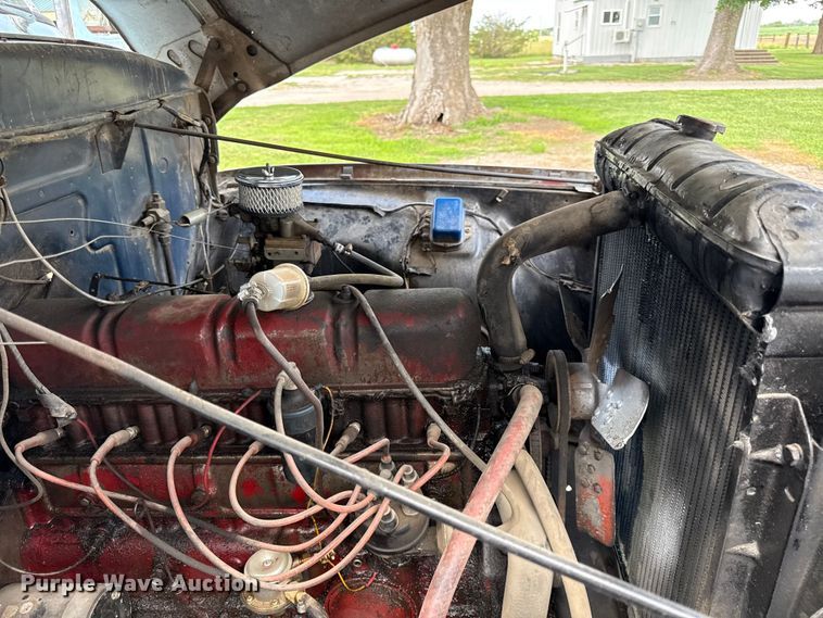 image for item EN0438 1954 Ford F500 truck cab and chassis