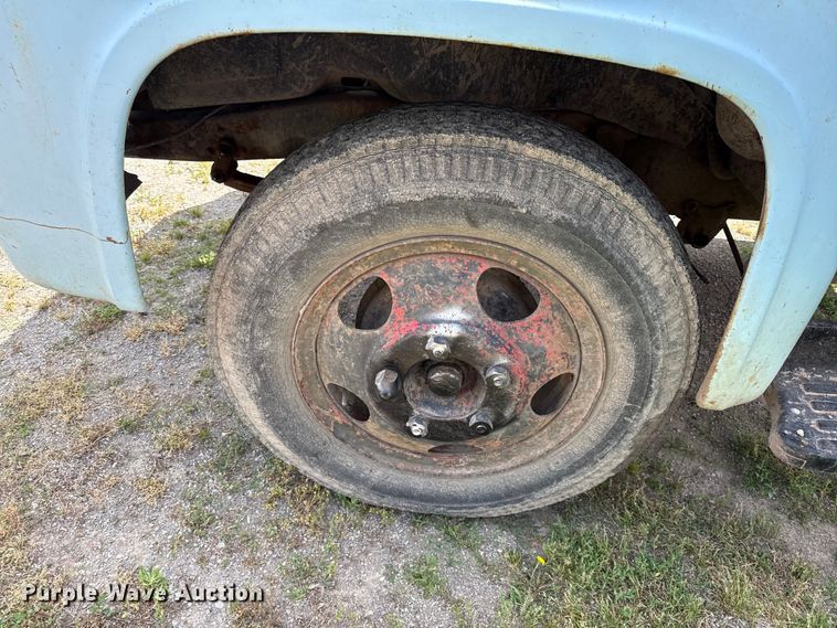 image for item EN0438 1954 Ford F500 truck cab and chassis
