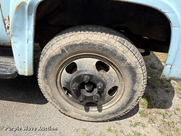 image for item EN0438 1954 Ford F500 truck cab and chassis