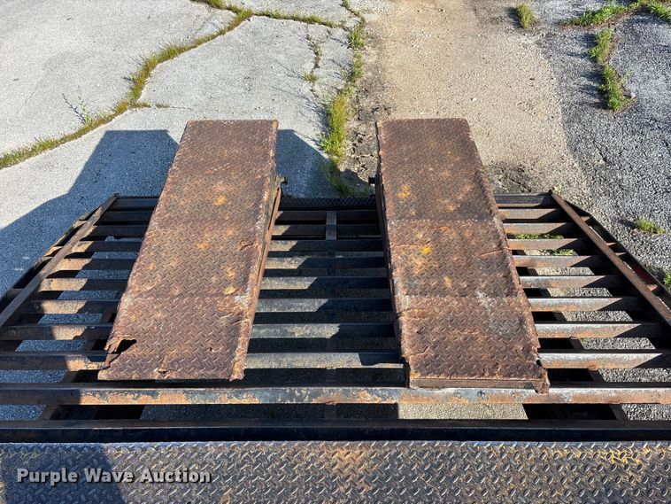 image for item EO4326 2015 Lamar Trailers Inc. equipment trailer