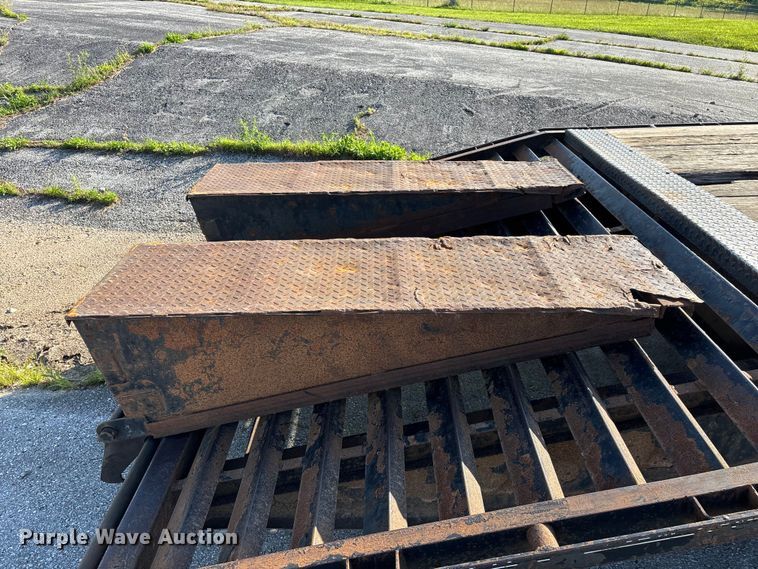 image for item EO4326 2015 Lamar Trailers Inc. equipment trailer