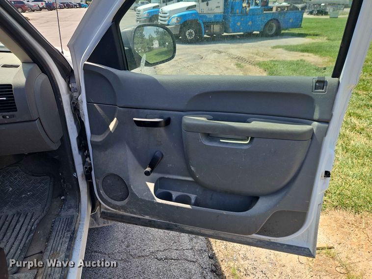 image for item EO7434 2013 GMC Sierra 1500 pickup truck