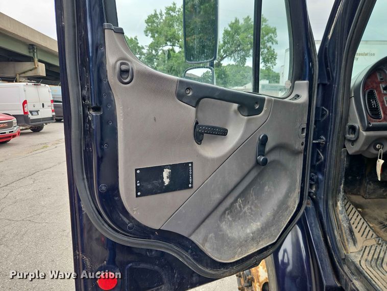 image for item EO7490 2013 Freightliner Business Class M2 box truck