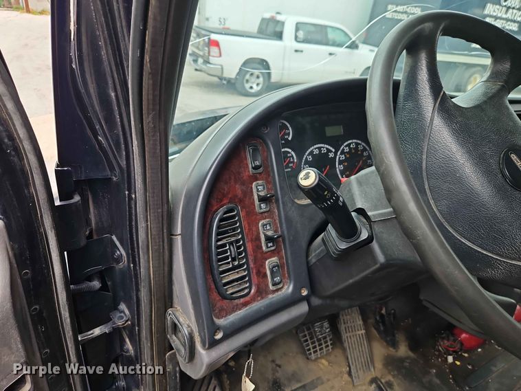image for item EO7490 2013 Freightliner Business Class M2 box truck