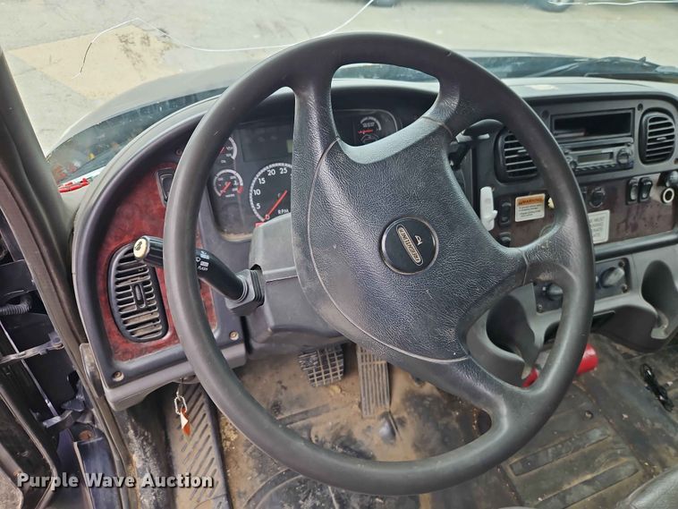 image for item EO7490 2013 Freightliner Business Class M2 box truck