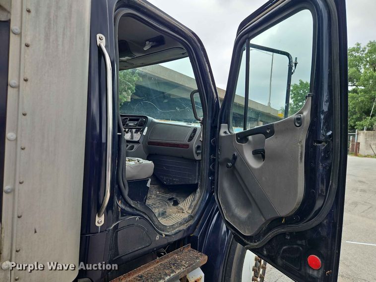 image for item EO7490 2013 Freightliner Business Class M2 box truck