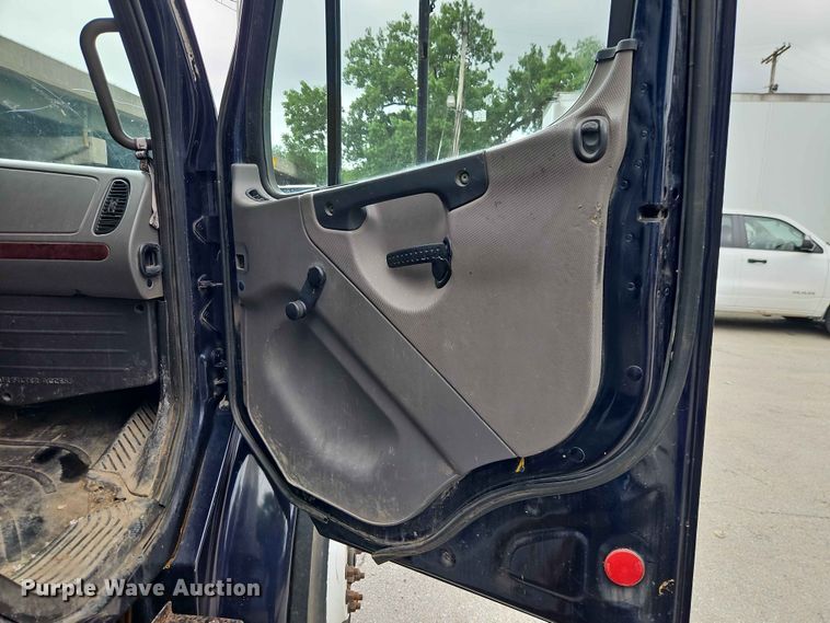 image for item EO7490 2013 Freightliner Business Class M2 box truck
