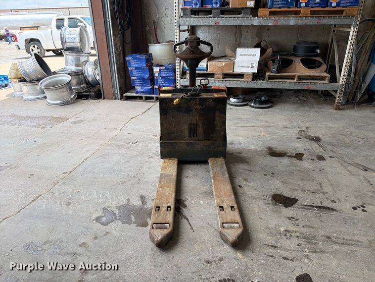 image for item ER3033 Toyota 8HBW23 pallet jack