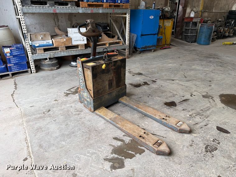 image for item ER3033 Toyota 8HBW23 pallet jack