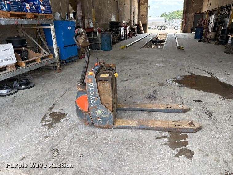 image for item ER3033 Toyota 8HBW23 pallet jack