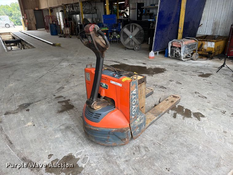 image for item ER3033 Toyota 8HBW23 pallet jack