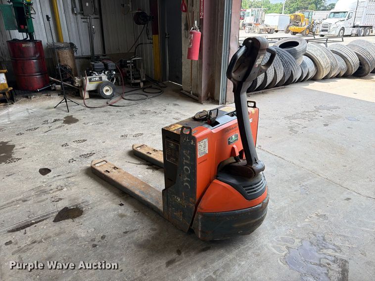 image for item ER3033 Toyota 8HBW23 pallet jack
