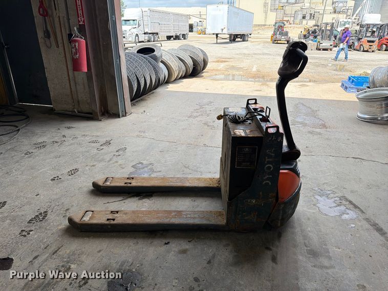 image for item ER3033 Toyota 8HBW23 pallet jack