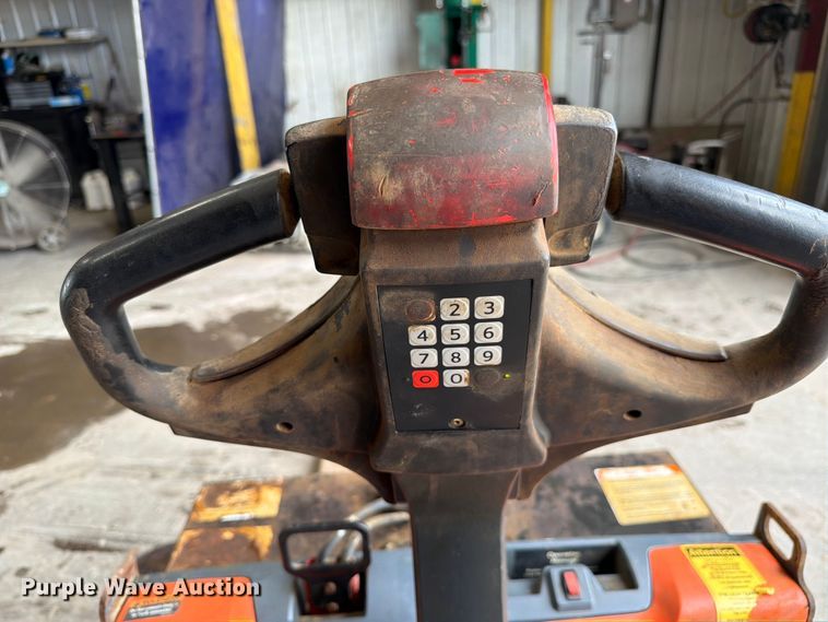 image for item ER3033 Toyota 8HBW23 pallet jack