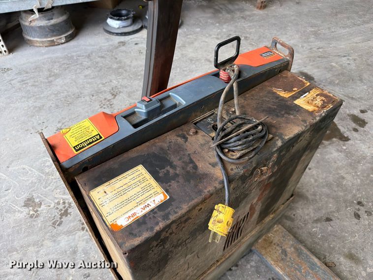 image for item ER3033 Toyota 8HBW23 pallet jack