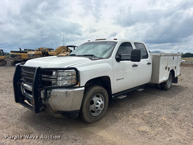 image for item ET2133 2013 Chevrolet Silverado 3500HD Crew Cab utility bed pickup truck