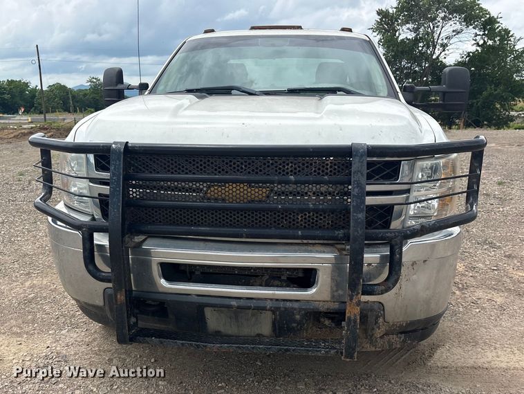image for item ET2133 2013 Chevrolet Silverado 3500HD Crew Cab utility bed pickup truck