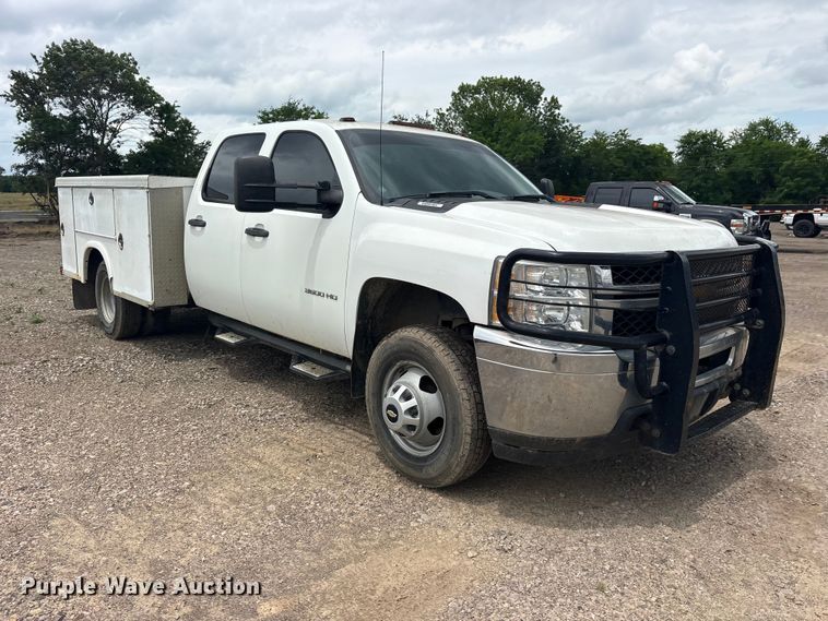 image for item ET2133 2013 Chevrolet Silverado 3500HD Crew Cab utility bed pickup truck