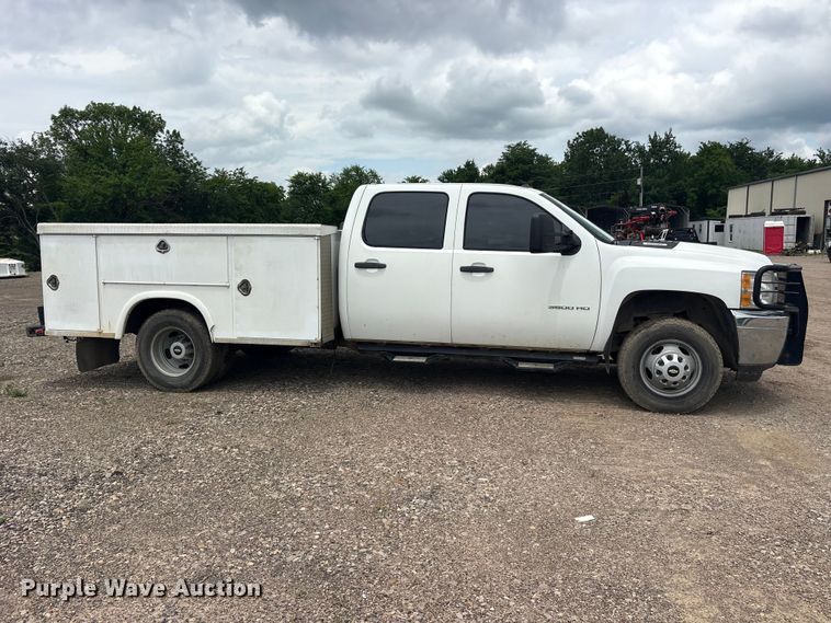 image for item ET2133 2013 Chevrolet Silverado 3500HD Crew Cab utility bed pickup truck