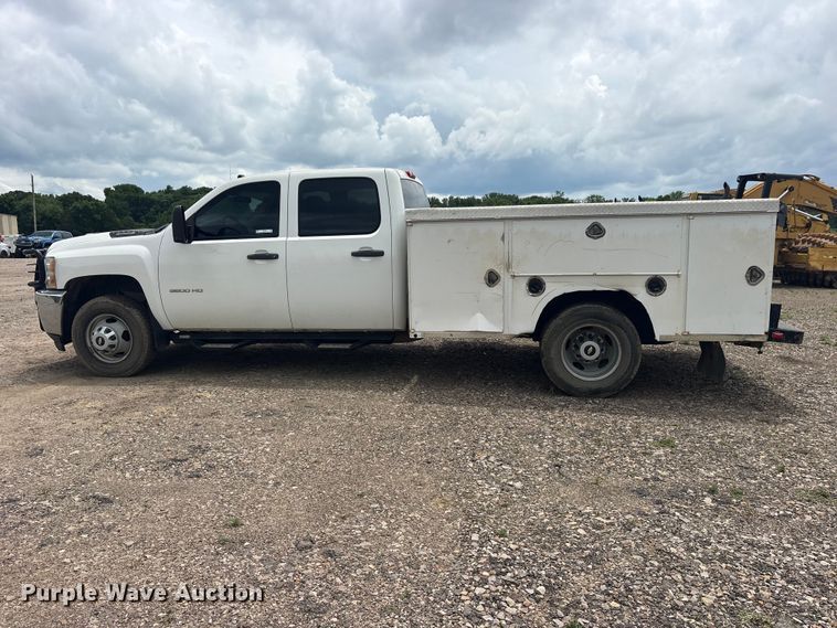 image for item ET2133 2013 Chevrolet Silverado 3500HD Crew Cab utility bed pickup truck