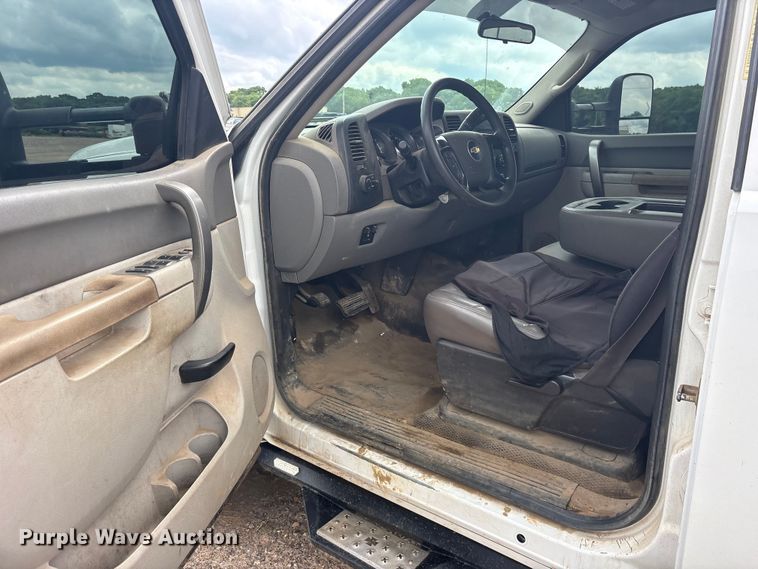 image for item ET2133 2013 Chevrolet Silverado 3500HD Crew Cab utility bed pickup truck