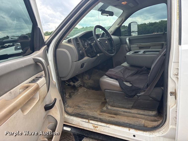 image for item ET2133 2013 Chevrolet Silverado 3500HD Crew Cab utility bed pickup truck