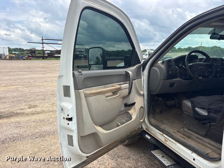 image for item ET2133 2013 Chevrolet Silverado 3500HD Crew Cab utility bed pickup truck