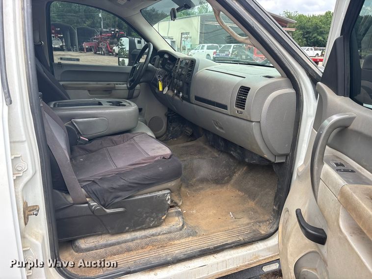 image for item ET2133 2013 Chevrolet Silverado 3500HD Crew Cab utility bed pickup truck