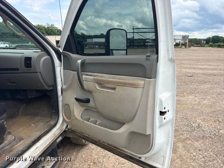 image for item ET2133 2013 Chevrolet Silverado 3500HD Crew Cab utility bed pickup truck