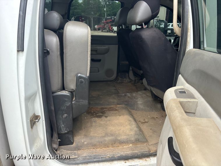 image for item ET2133 2013 Chevrolet Silverado 3500HD Crew Cab utility bed pickup truck