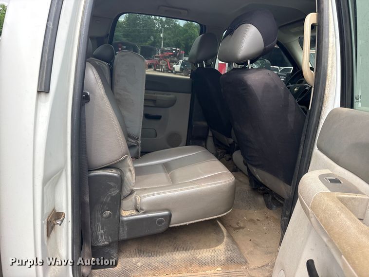 image for item ET2133 2013 Chevrolet Silverado 3500HD Crew Cab utility bed pickup truck
