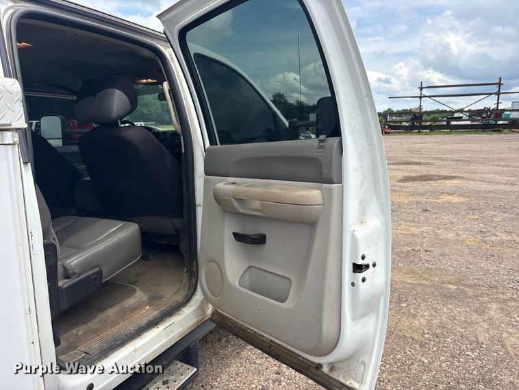 image for item ET2133 2013 Chevrolet Silverado 3500HD Crew Cab utility bed pickup truck