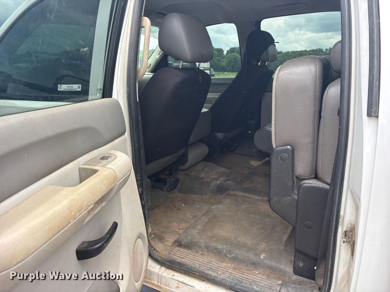 image for item ET2133 2013 Chevrolet Silverado 3500HD Crew Cab utility bed pickup truck