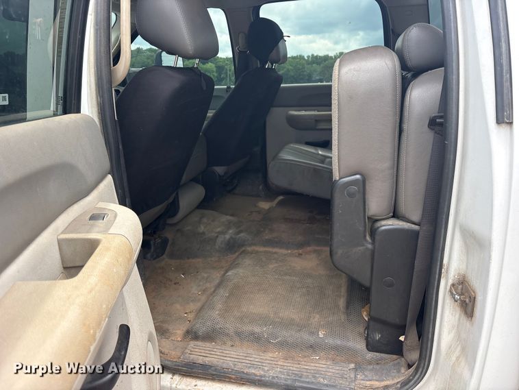 image for item ET2133 2013 Chevrolet Silverado 3500HD Crew Cab utility bed pickup truck