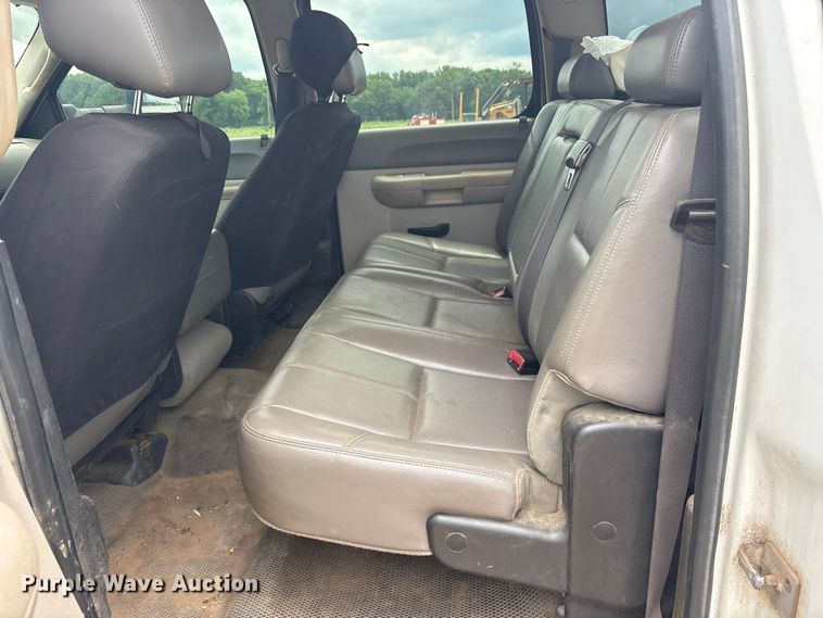 image for item ET2133 2013 Chevrolet Silverado 3500HD Crew Cab utility bed pickup truck