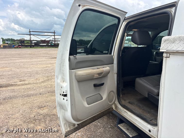 image for item ET2133 2013 Chevrolet Silverado 3500HD Crew Cab utility bed pickup truck