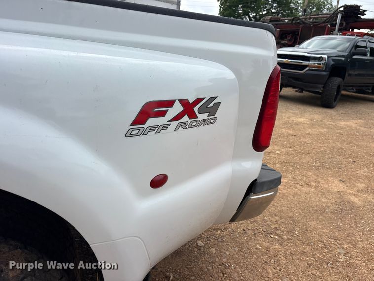 image for item ET2158 2010 Ford F350 Crew Cab pickup truck