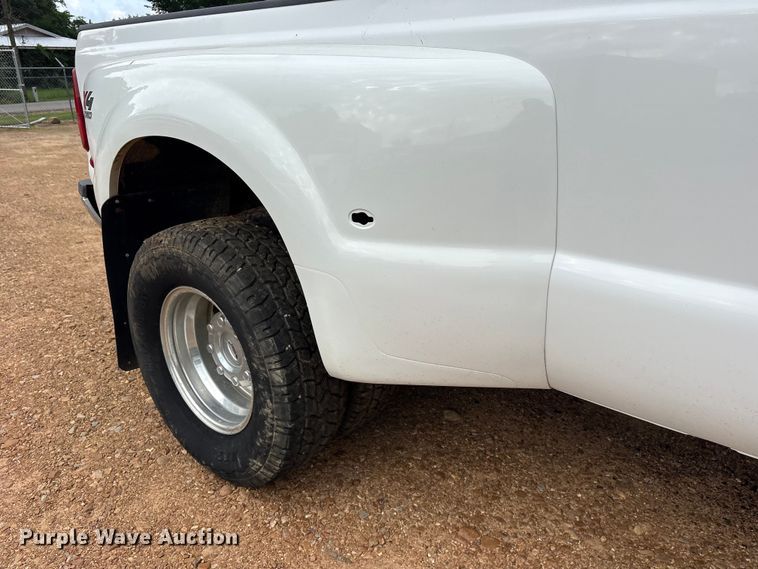 image for item ET2158 2010 Ford F350 Crew Cab pickup truck