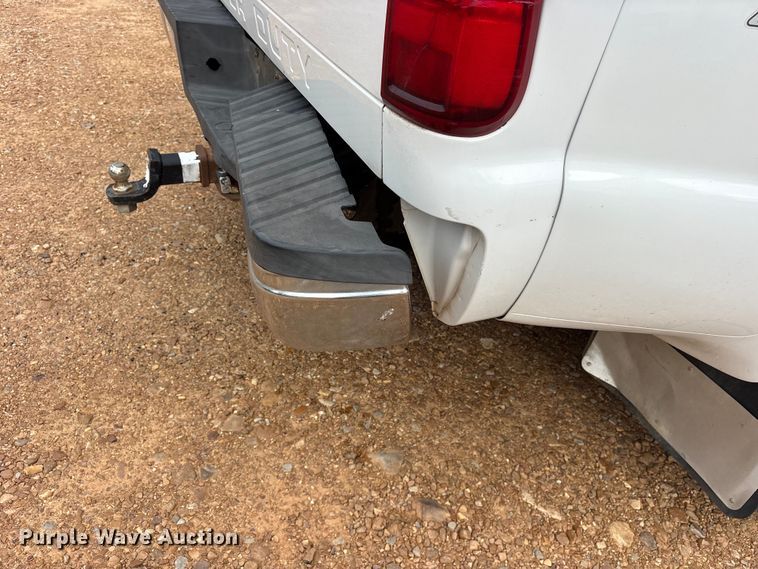 image for item ET2158 2010 Ford F350 Crew Cab pickup truck