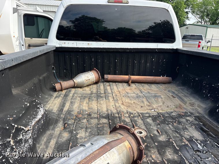 image for item ET2158 2010 Ford F350 Crew Cab pickup truck