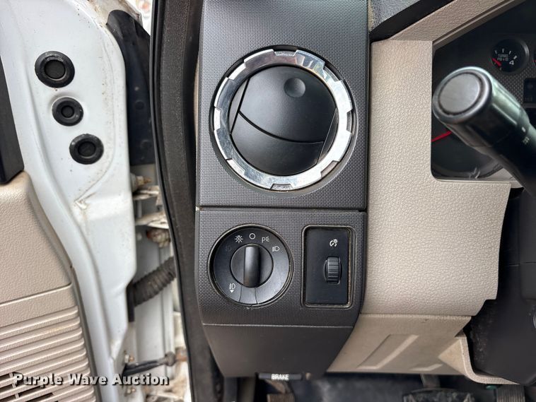 image for item ET2158 2010 Ford F350 Crew Cab pickup truck
