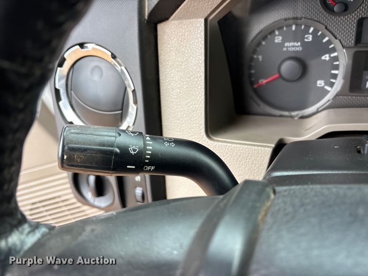 image for item ET2158 2010 Ford F350 Crew Cab pickup truck