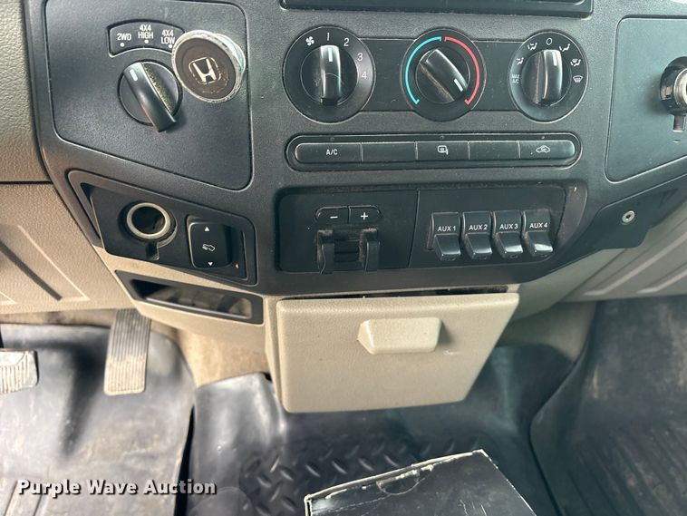 image for item ET2158 2010 Ford F350 Crew Cab pickup truck