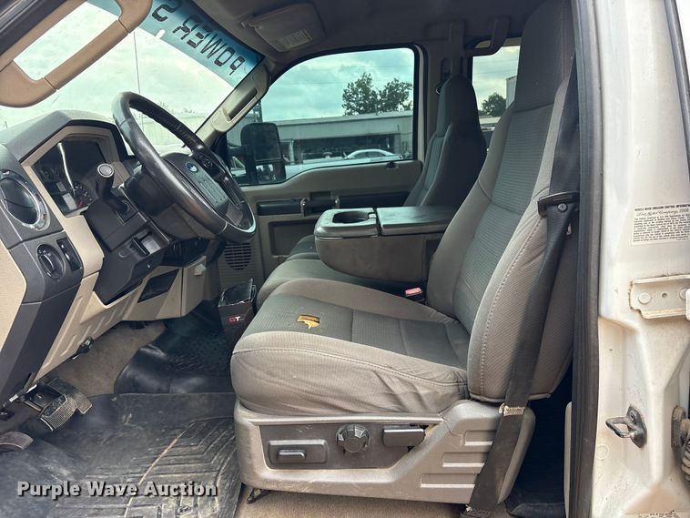 image for item ET2158 2010 Ford F350 Crew Cab pickup truck