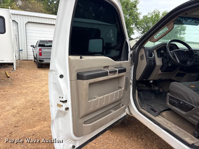 image for item ET2158 2010 Ford F350 Crew Cab pickup truck