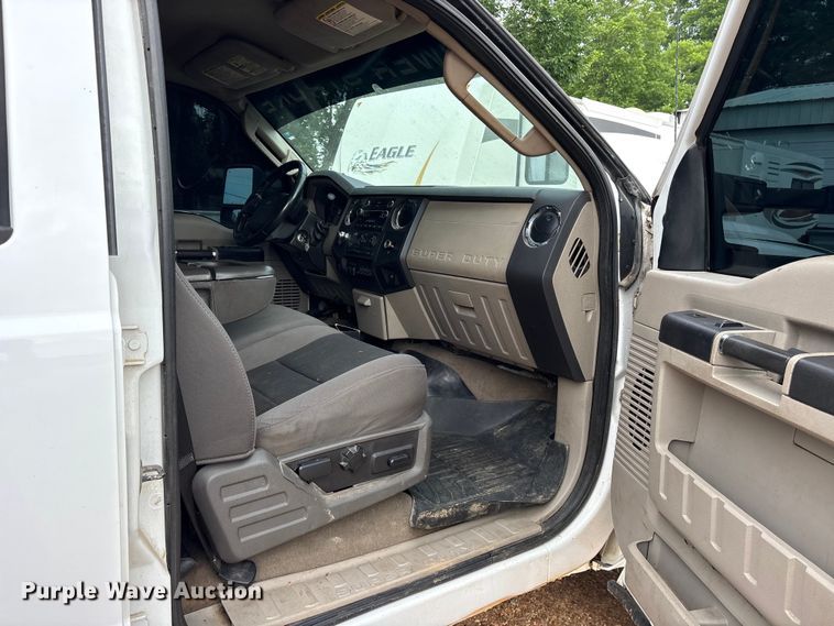 image for item ET2158 2010 Ford F350 Crew Cab pickup truck